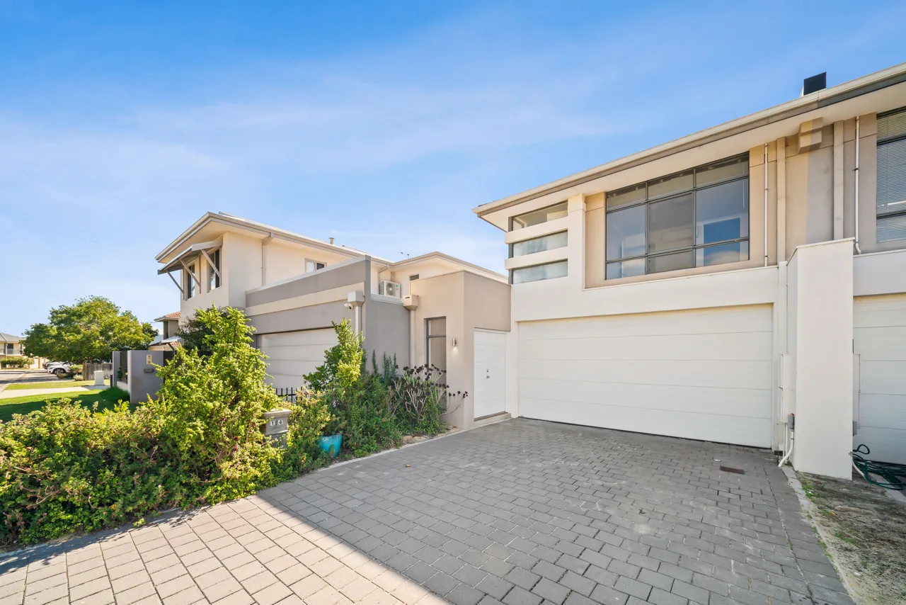 1 / 4 Aquaviva Circle, VIVEASH